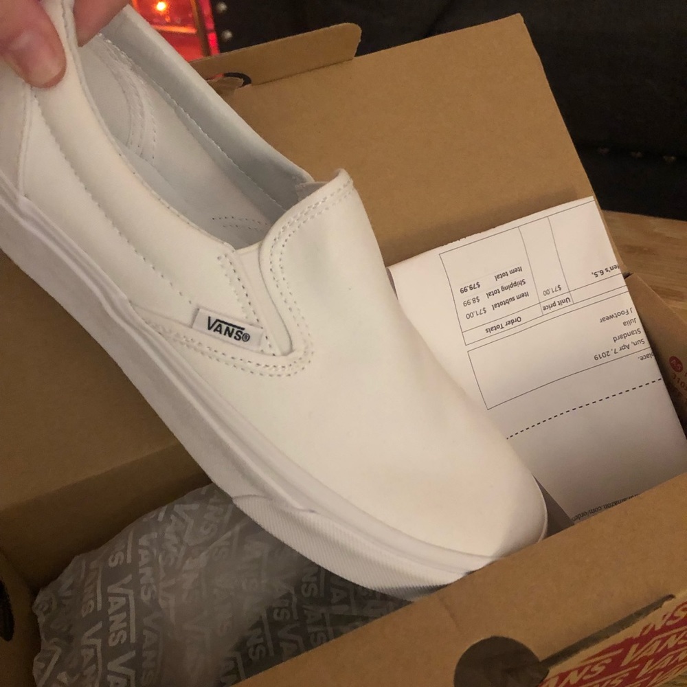 NWT WOMENS SIZE 8 WHITE VANS